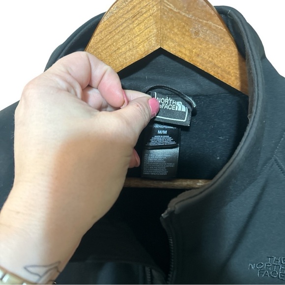 EUC - The North Face - Soft Shell Women’s Jacket - size Medium - black - Picture 3 of 4